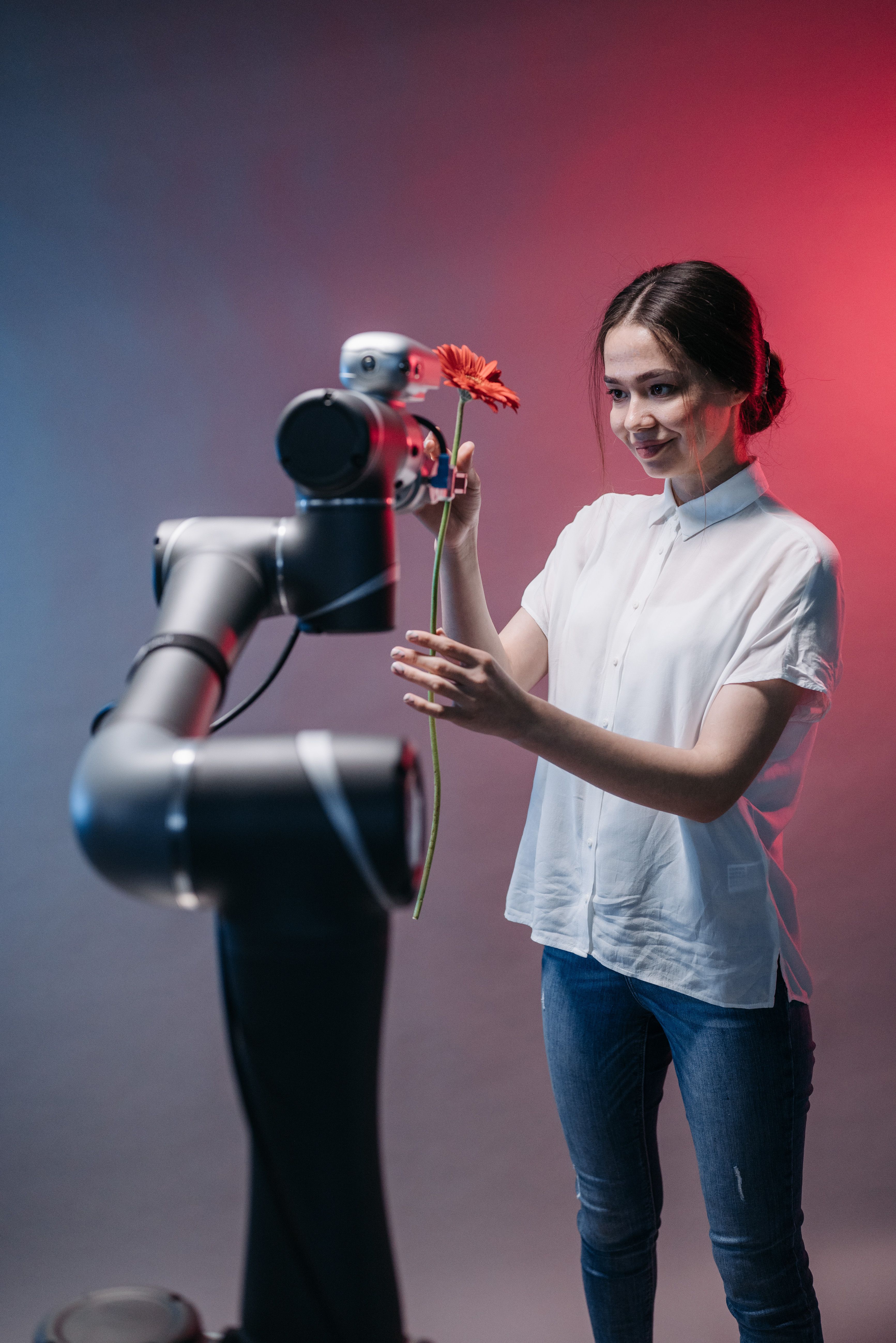 Innovation trifft Umsetzung – Roboterarm überreicht Blume